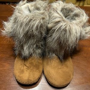 Women’s furry boot slippers size 6&1/2-7&1/2